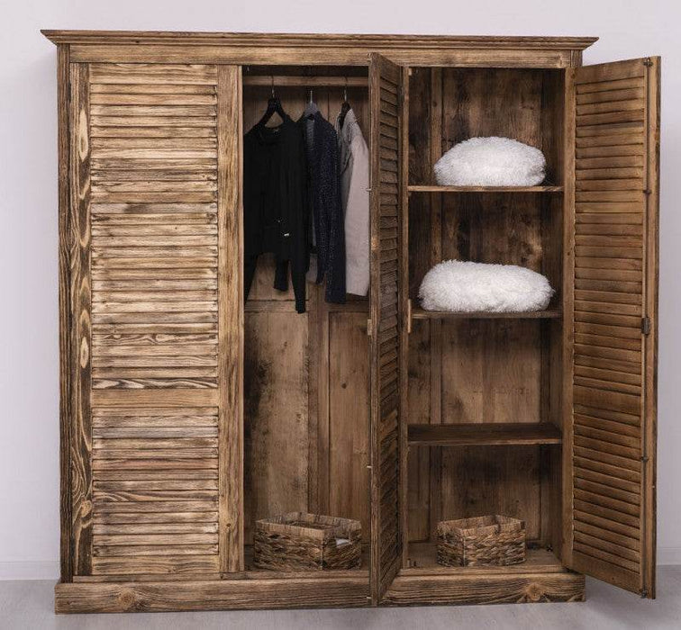 Abschließbarer Kleiderschrank aus Massivholz mit Lamellentüren - Geflammt