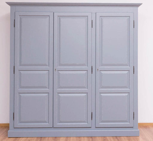 Vintage Kleiderschrank aus Massivholz mit drei Türen -
