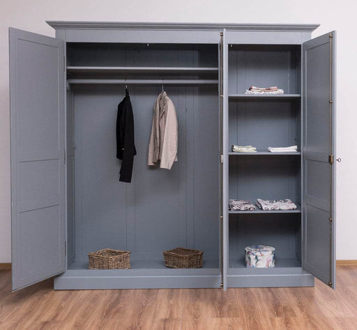 Vintage Kleiderschrank aus Massivholz mit drei Türen -