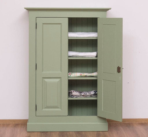 Kleiderschrank aus Massivholz -