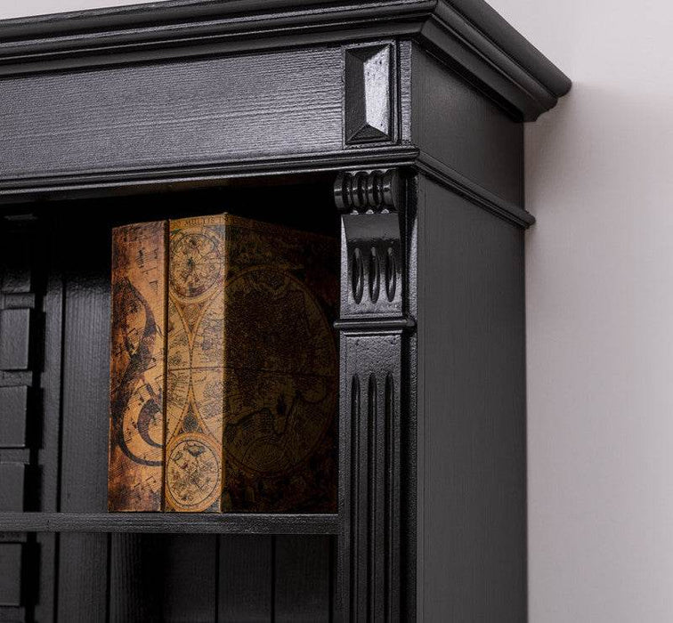 Großes Bücherregal aus Massivholz mit verzierter Kranzleiste | Regalwand in Schwarz -