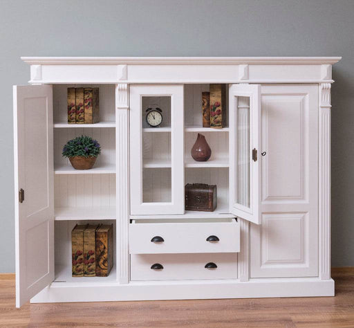 Wohnschrank aus Massivholz im Landhausstil -