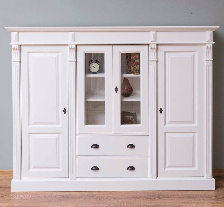 Wohnschrank aus Massivholz im Landhausstil -