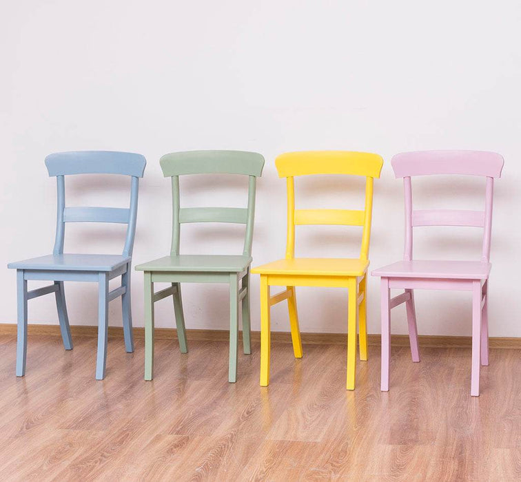 Stuhl aus Massivholz in verschiedenen Farben -