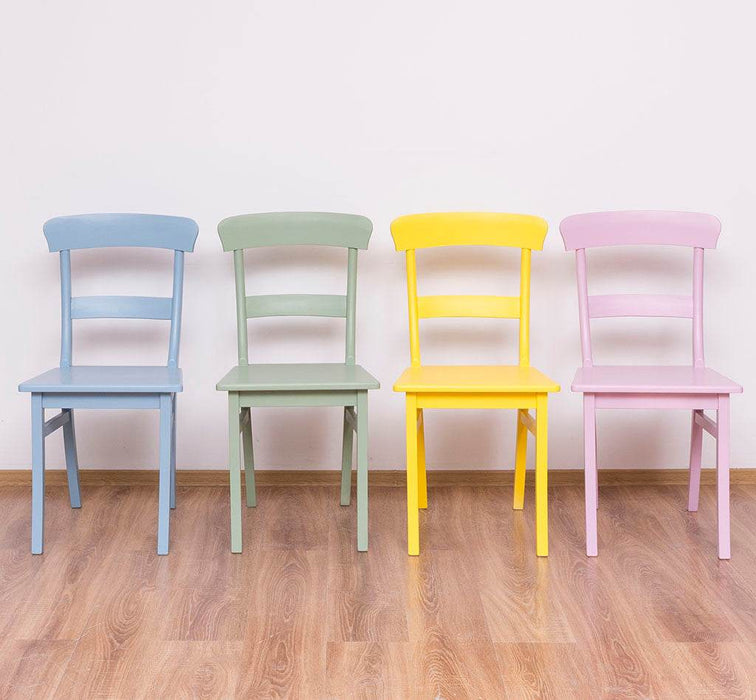 Stuhl aus Massivholz in verschiedenen Farben -