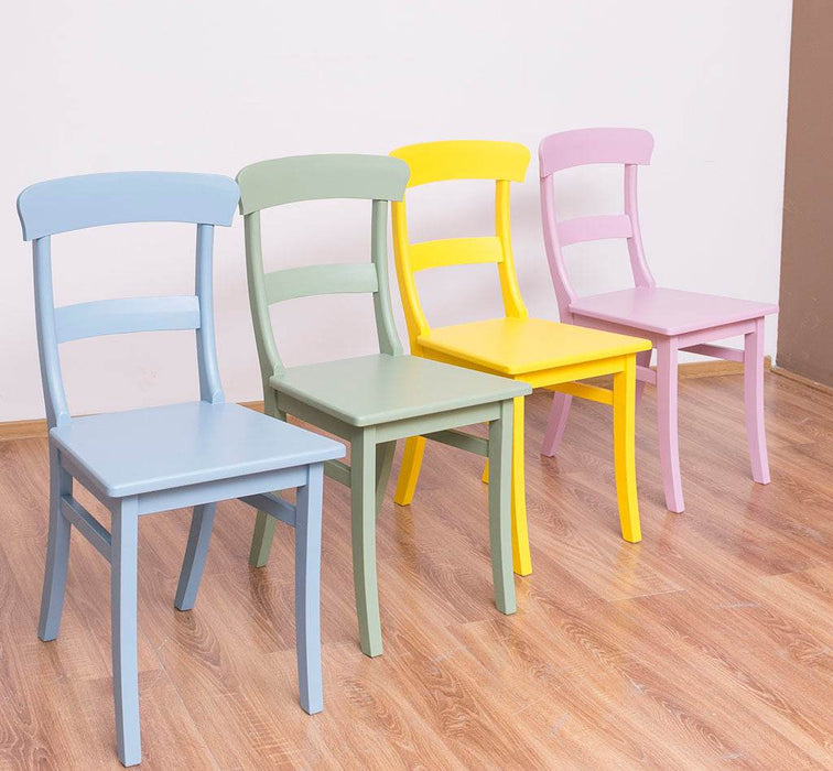 Stuhl aus Massivholz in verschiedenen Farben -