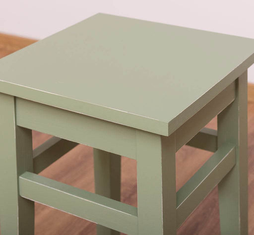 Hocker aus Massivholz in salbei -