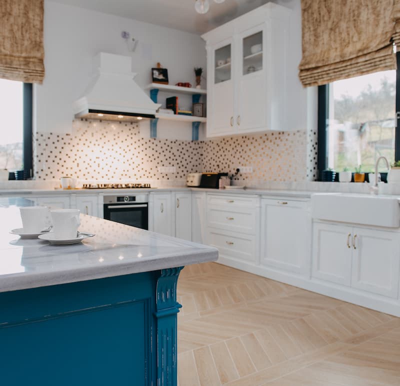 kategorie-kueche-kuechninsel-blau-kuechenzeile-l-form-weiß-haengeschrank-fenster