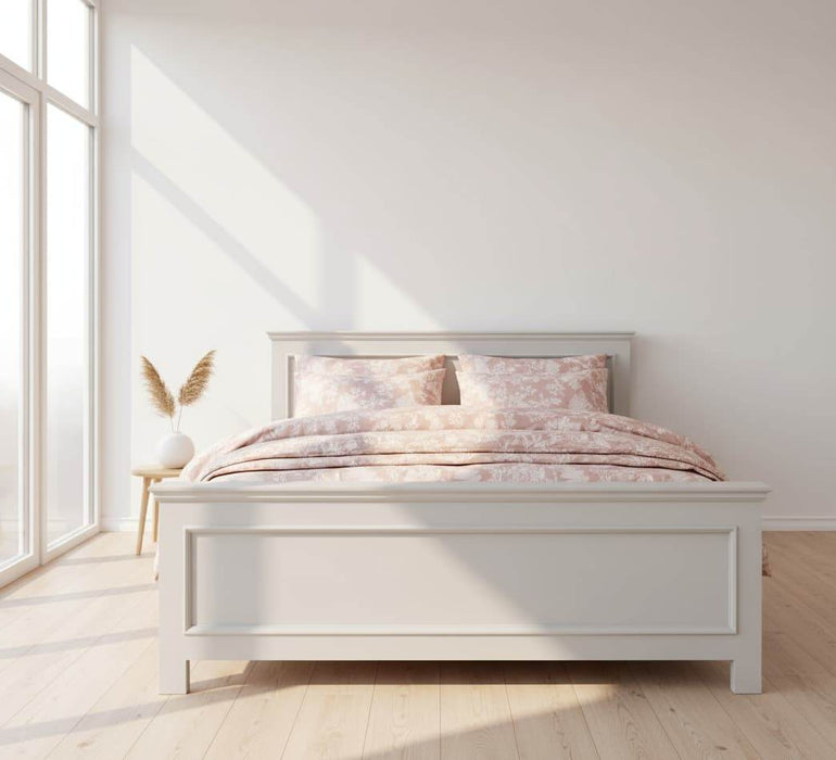 dekoriert-Bett-aus-Massivholz-im-Landhausstil-mit-Schubladen-sonne-links