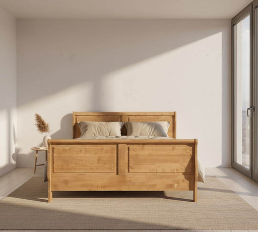 penthouse-schlafzimmer-Bett-im-Landhausstil-aus-Massivholz-mit-geschwungenem-Kopf-und-Fussteil