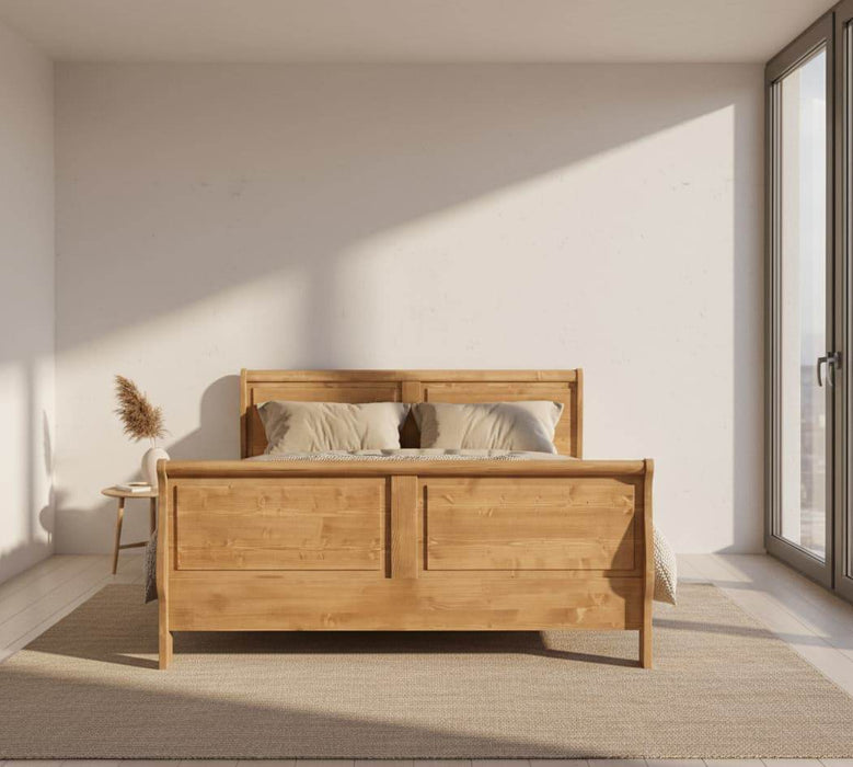 penthouse-schlafzimmer-Bett-im-Landhausstil-aus-Massivholz-mit-geschwungenem-Kopf-und-Fussteil