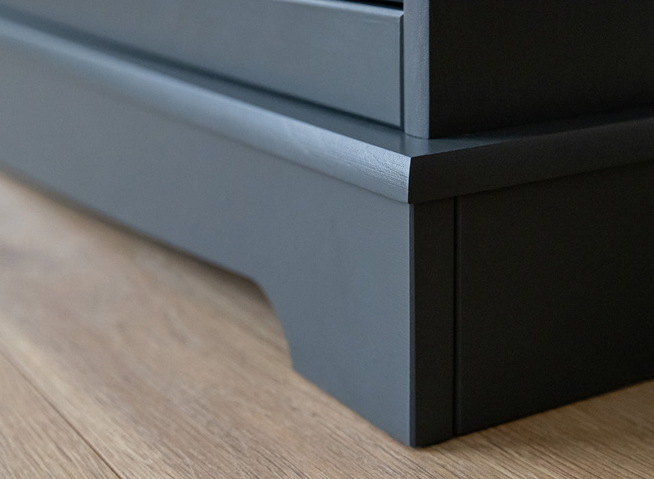 Kleine Vitrinenkommode Belluno Elegante in Graphit | Sideboard mit Schubladen und Tür