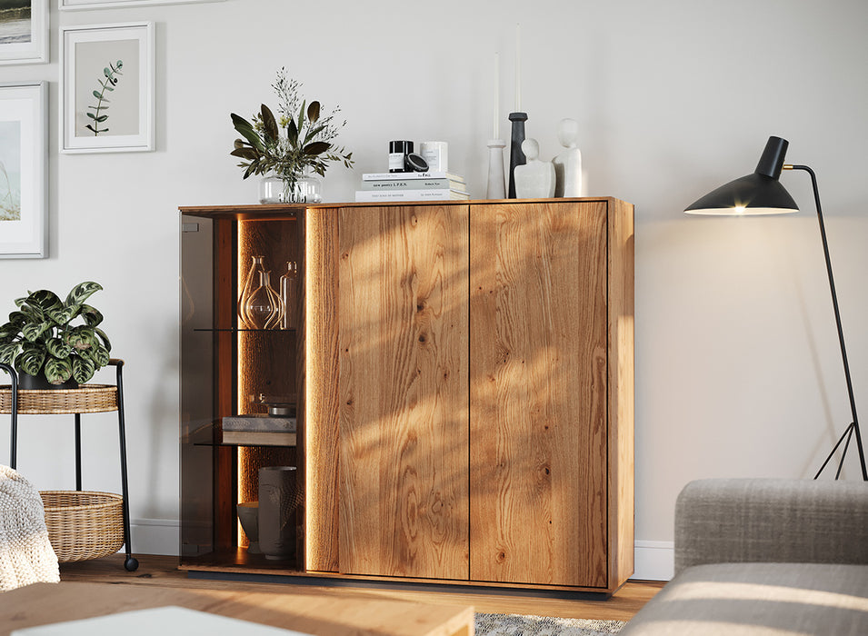 Beleuchtetes Sideboard Collodi aus massiver Eiche mit Rückwand in grober Holzstruktur