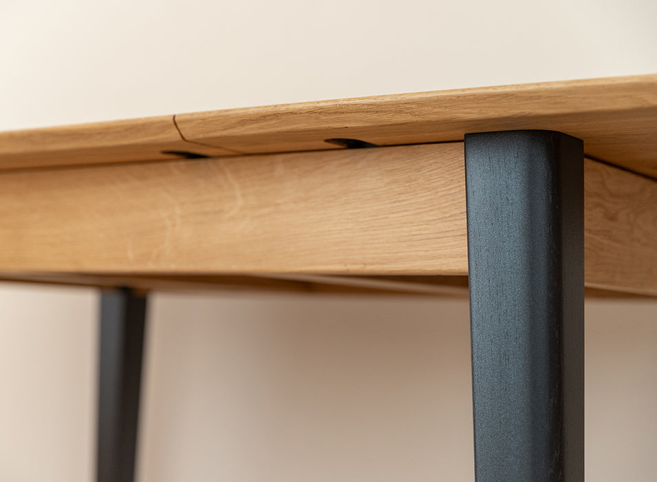 Minimalistischer Tisch aus massiver Eiche mit Verlängerung 45 | Ausziehtisch Orbetello Akzent