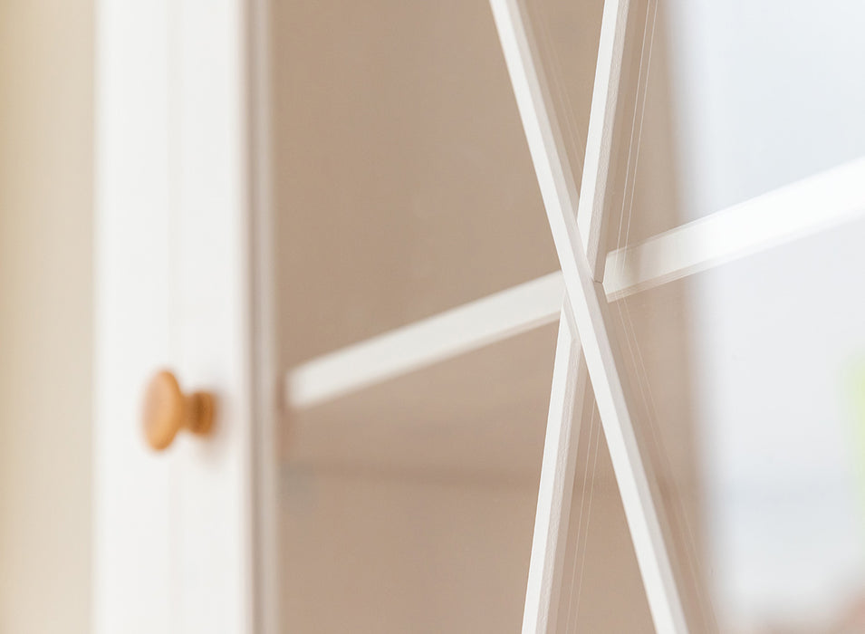 Schmale Vitrine aus Massivholz | Wohnzimmerschrank Marone Elite mit zwei Schubladen