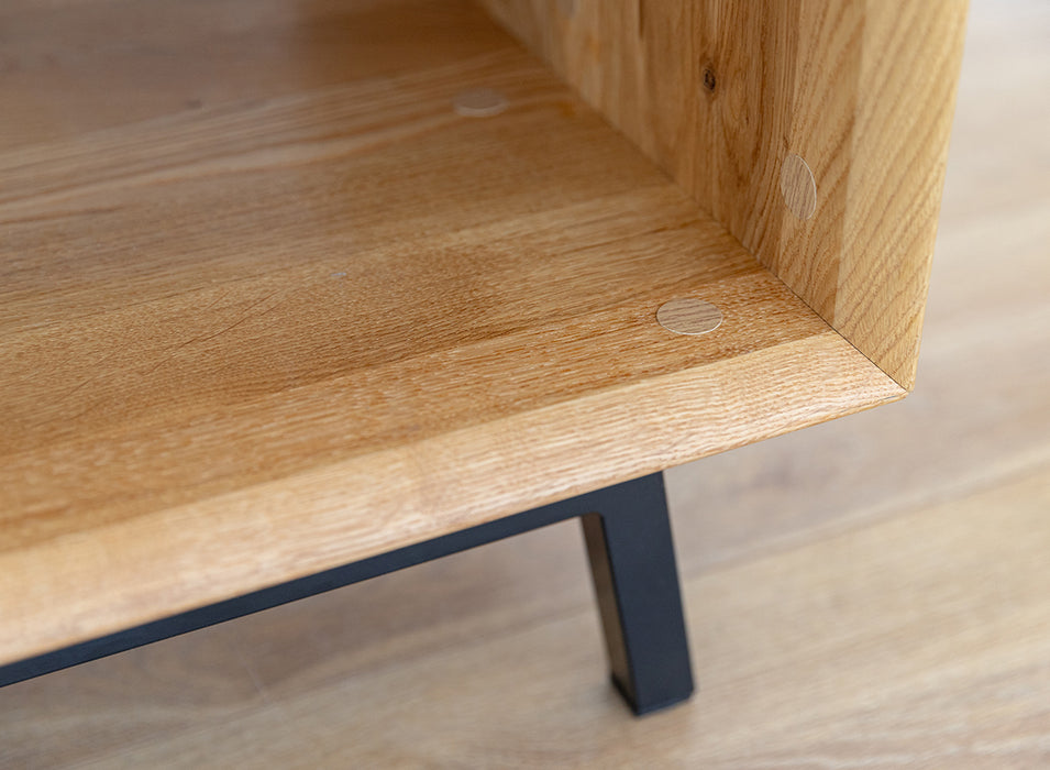 Industrial Couchtisch aus massiver Eiche | Beistelltisch Modern Loft
