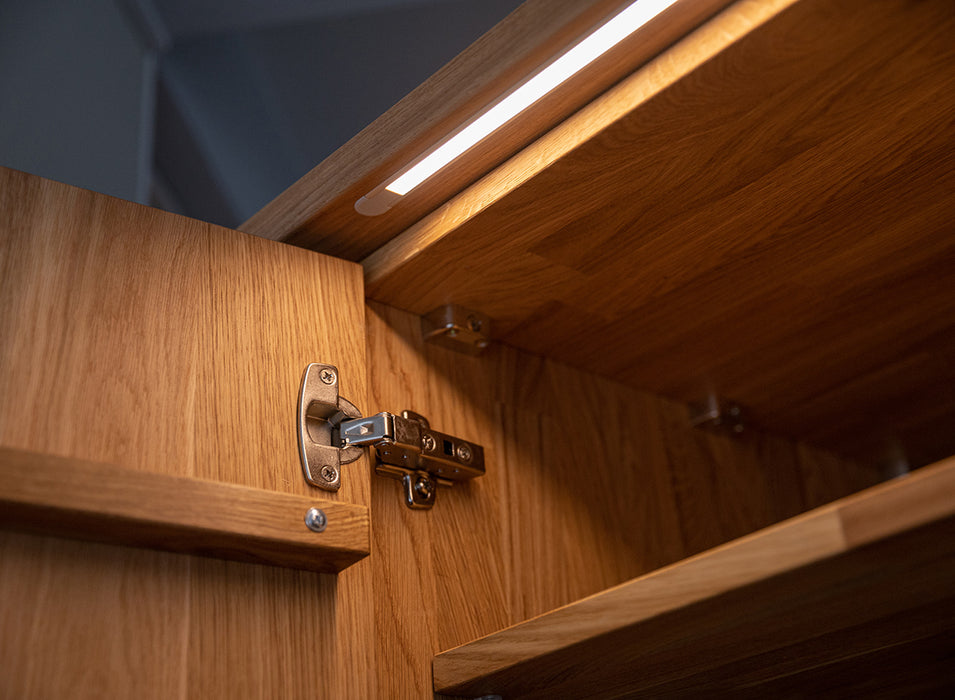 Moderner Kleiderschrank aus massiver Eiche | Beleuchteter Schrank Ravello 2