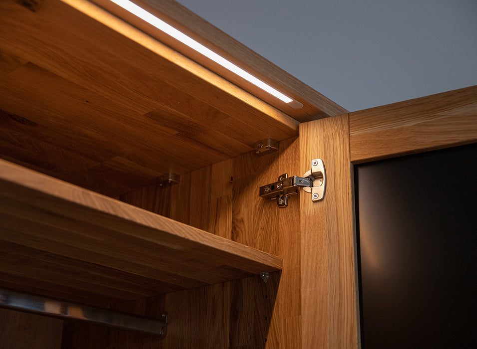 Moderner Kleiderschrank aus massiver Eiche | Beleuchteter Schrank Ravello 4 mit Glastür