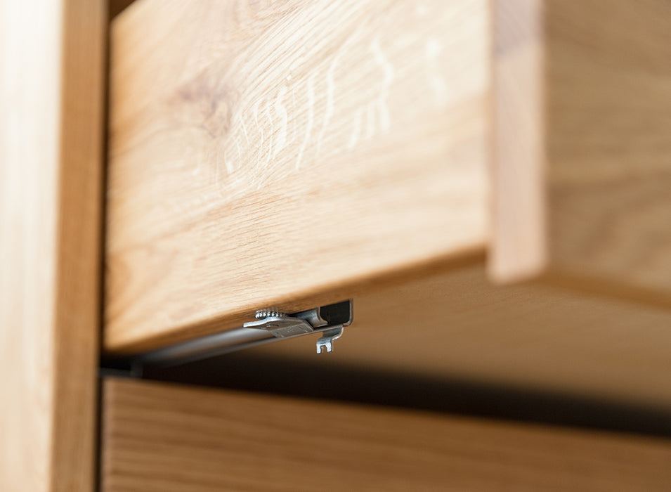 Minimalistischer Kleiderschrank aus geölter Wildeiche | Großer Skandi Schrank Simona mit Tip-On Öffnung