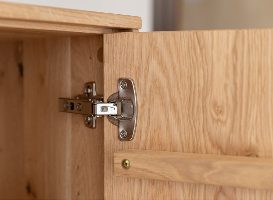 Beleuchtetes Sideboard aus massiver Eiche mit Lamellen | Kommode Tirano II mit Rückwand in grober Holzstruktur