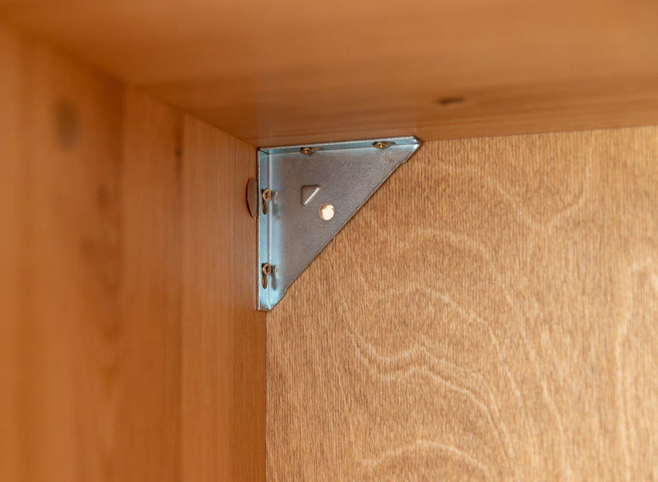 Beleuchtete Standvitrine aus massiver Eiche mit Hirnholz | Vitrine Tirano III mit Rückwand in grober Holzstruktur