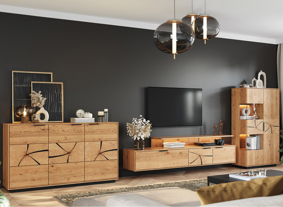 Beleuchtete Hängekommode aus massiver Eiche mit Hirnholz | TV-Board Tirano III mit Schaukasten und grober Holzstruktur