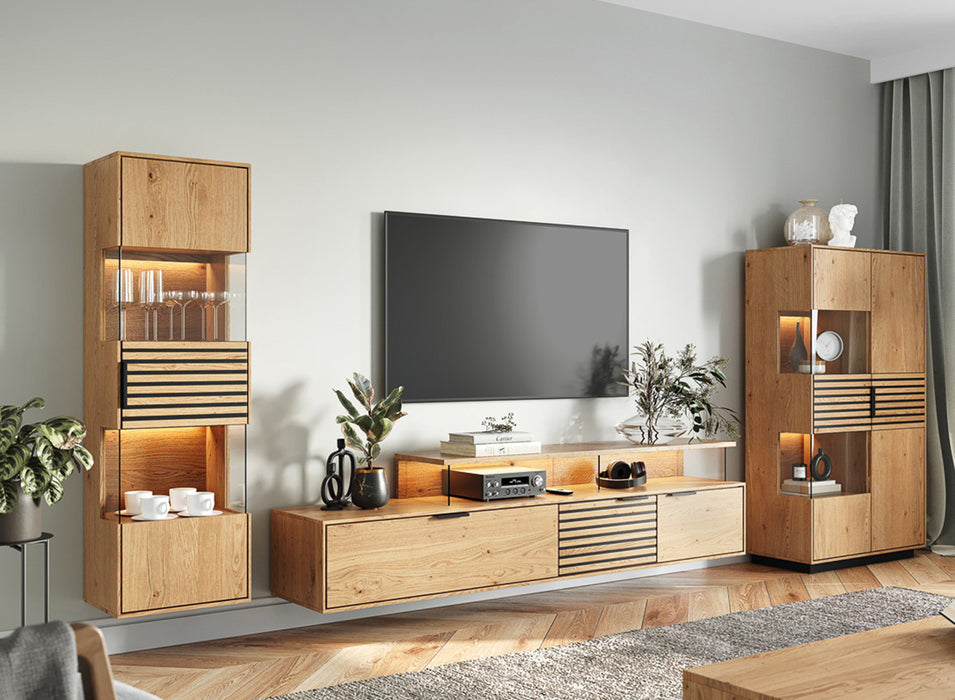 Beleuchtetes Sideboard aus massiver Eiche mit Lamellen | Kommode Tirano II mit Rückwand in grober Holzstruktur