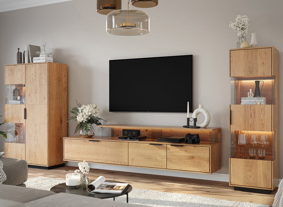 Beleuchtete Hängekommode aus massiver Eiche | TV-Board Tirano I mit Schaukasten und grober Holzstruktur