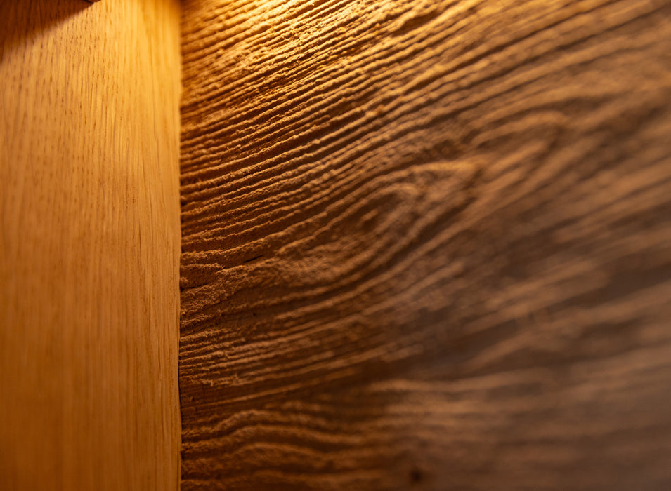 Beleuchtete Standvitrine aus massiver Eiche und Glas | Wohnzimmerschrank Tirano IV mit Rückwand in grober Holzstruktur