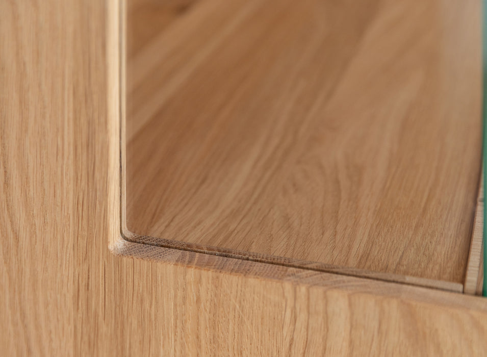 Beleuchtete Standvitrine aus massiver Eiche mit Lamellen | Wohnzimmerschrank Tirano II mit Rückwand in grober Holzstruktur