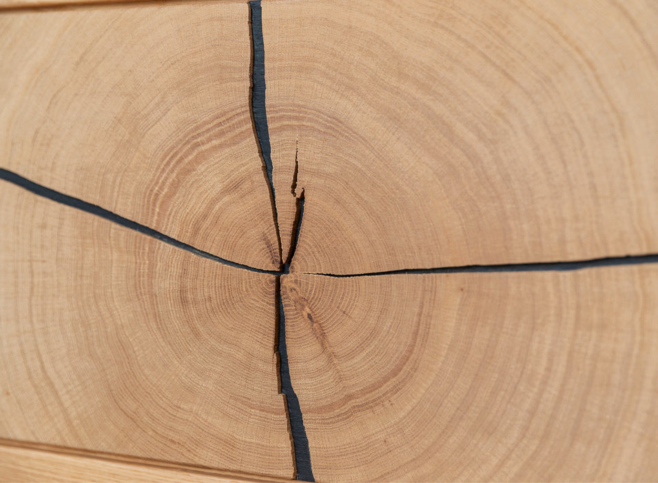 Beleuchtete Hängekommode aus massiver Eiche mit Hirnholz | TV-Board Tirano III mit Schaukasten und grober Holzstruktur