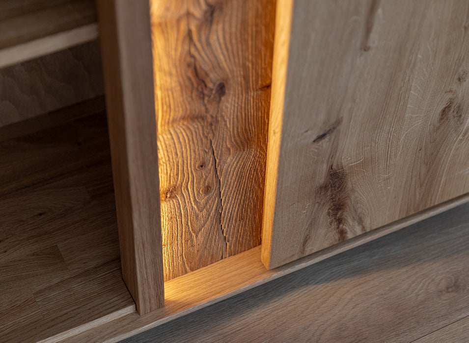 Beleuchtetes Sideboard Collodi aus massiver Eiche mit Rückwand in grober Holzstruktur