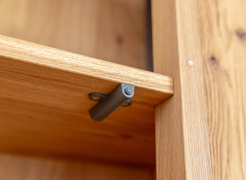 Beleuchtetes Sideboard Collodi aus massiver Eiche mit Rückwand in grober Holzstruktur