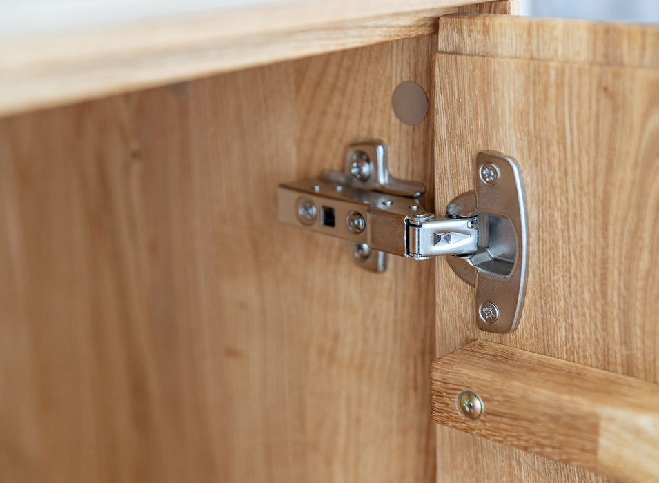 Beleuchtetes Sideboard Collodi aus massiver Eiche mit Rückwand in grober Holzstruktur