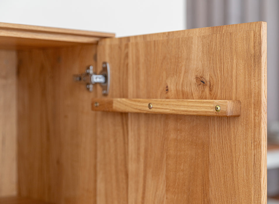 Beleuchtetes Sideboard Collodi aus massiver Eiche mit Rückwand in grober Holzstruktur