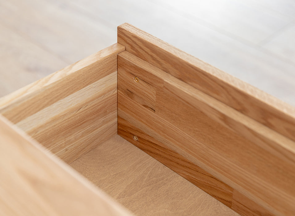 Couchtisch Collodi aus massiver Eiche mit Schublade