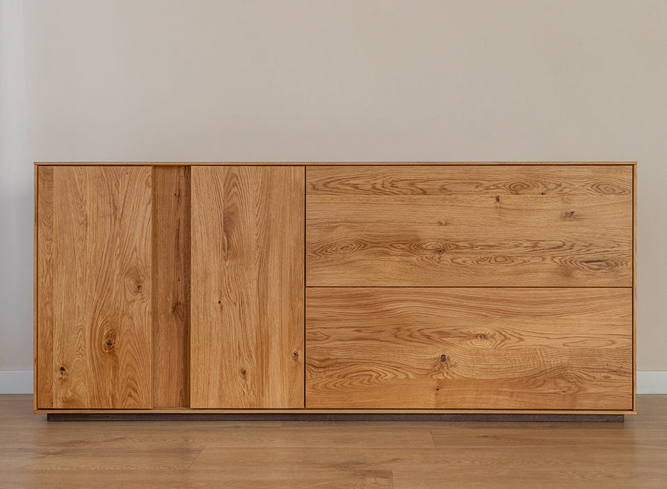 Beleuchtetes Sideboard Collodi aus massiver Eiche mit grober Holzstruktur