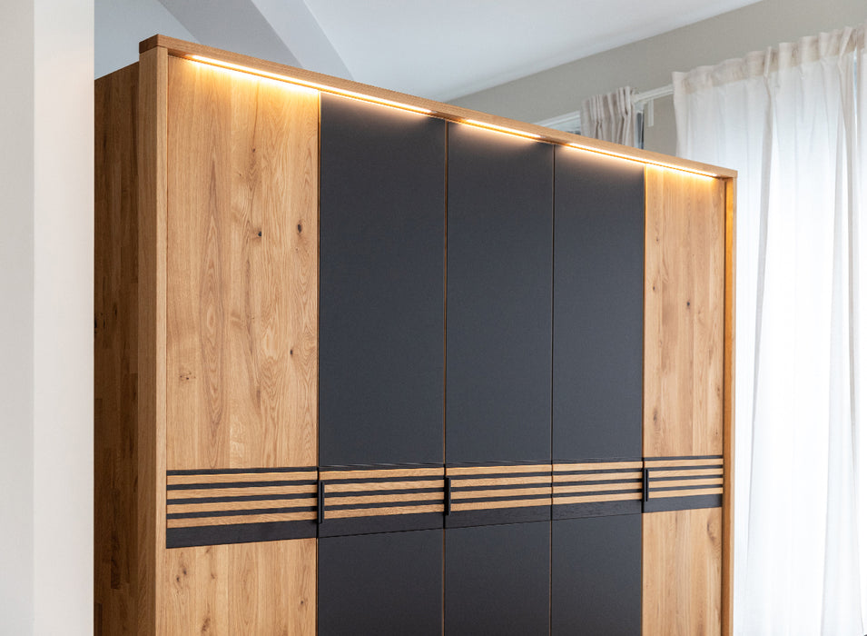 Moderner Kleiderschrank aus massiver Eiche | Beleuchteter Schrank Ravello 5 mit Glastür