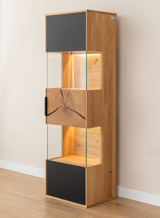 Beleuchtete Hängevitrine aus massiver Eiche und Glas | Vitrine Tirano IV mit Rückwand in grober Holzstruktur