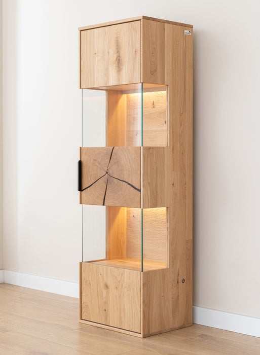 Beleuchtete Hängevitrine aus massiver Eiche mit Hirnholz | Vitrine Tirano III mit Rückwand in grober Holzstruktur