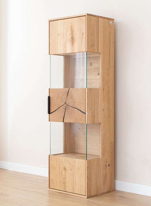 Beleuchtete Hängevitrine aus massiver Eiche mit Hirnholz | Vitrine Tirano III mit Rückwand in grober Holzstruktur