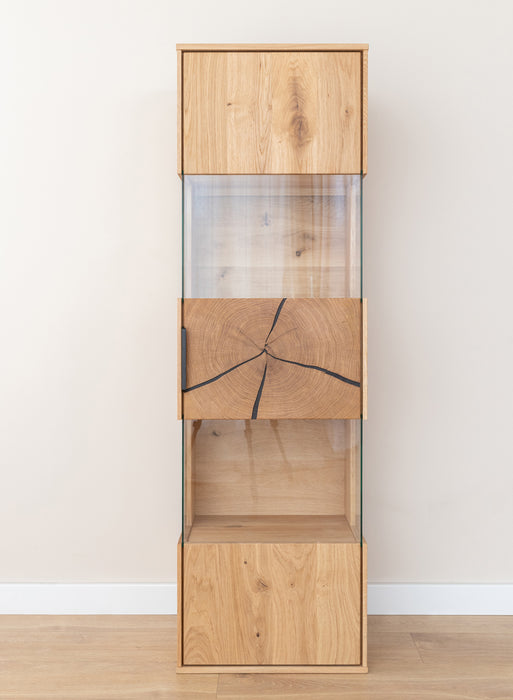 Beleuchtete Hängevitrine aus massiver Eiche mit Hirnholz | Vitrine Tirano III mit Rückwand in grober Holzstruktur