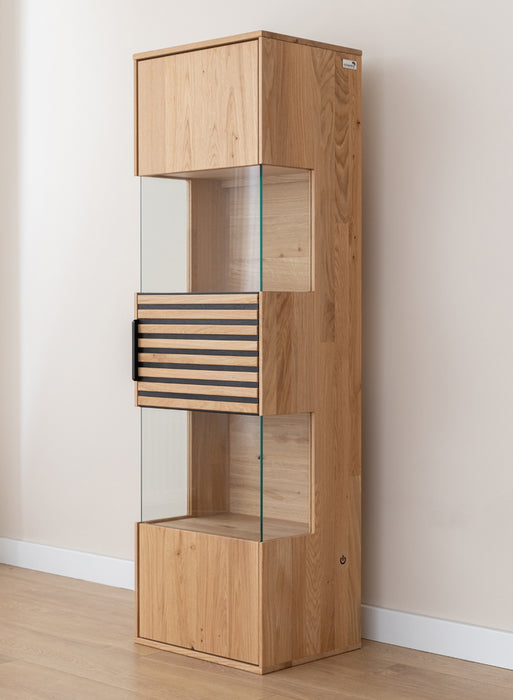 Beleuchtete Hängevitrine aus massiver Eiche mit Lamellen | Vitrine Tirano II mit Rückwand in grober Holzstruktur