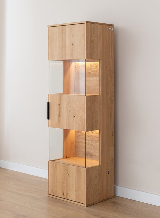 Beleuchtete Hängevitrine aus massiver Eiche | Vitrine Tirano I mit Rückwand in grober Holzstruktur