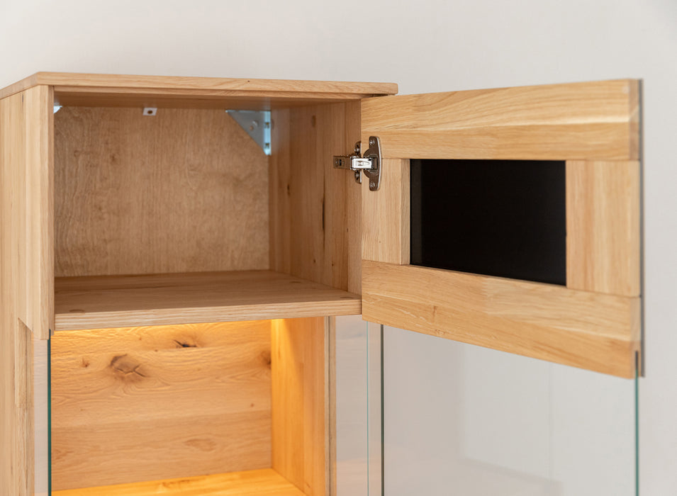 Beleuchtete Hängevitrine aus massiver Eiche und Glas | Vitrine Tirano IV mit Rückwand in grober Holzstruktur
