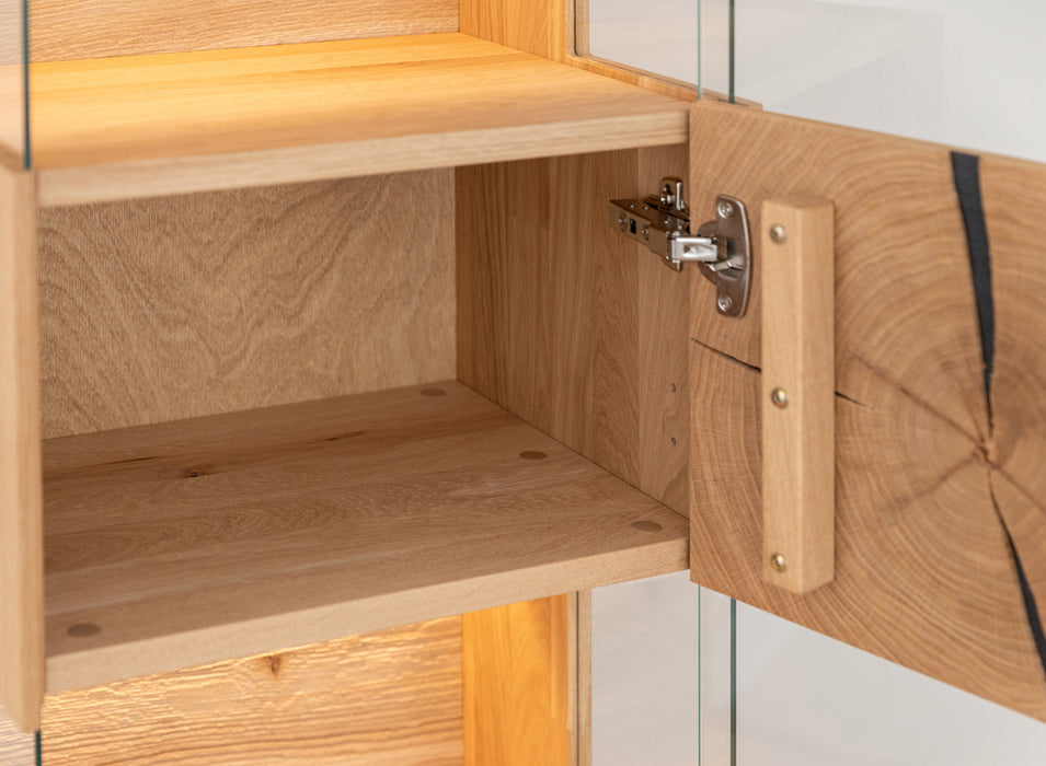 Beleuchtete Standvitrine aus massiver Eiche mit Hirnholz | Vitrine Tirano III mit Rückwand in grober Holzstruktur