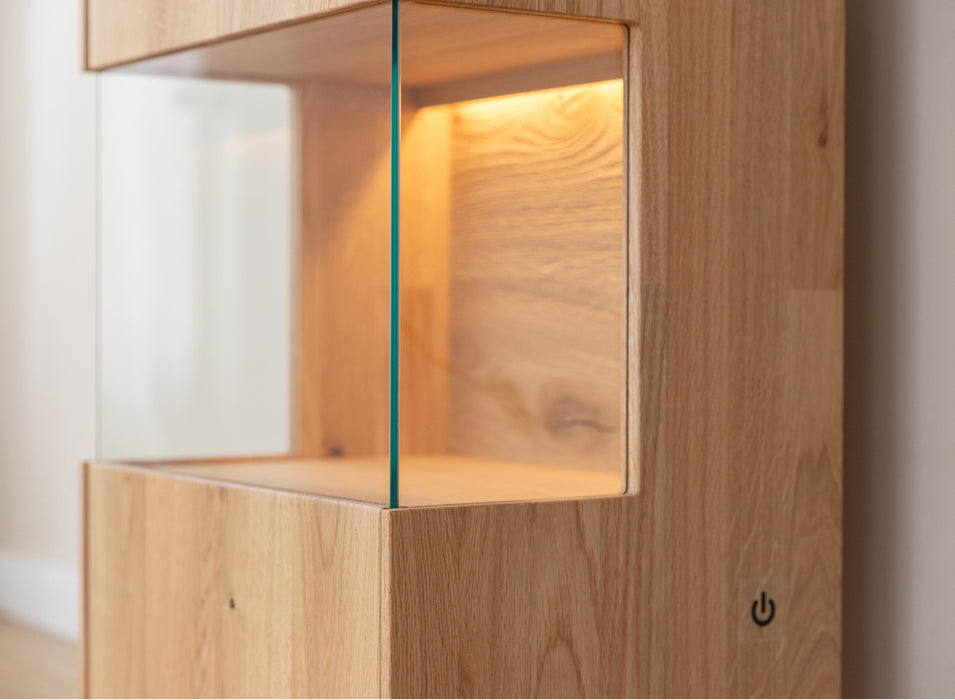 Beleuchtete Hängevitrine aus massiver Eiche | Vitrine Tirano I mit Rückwand in grober Holzstruktur
