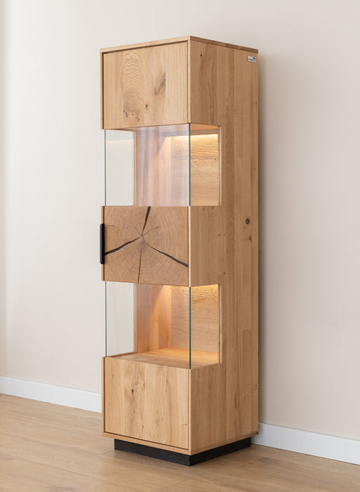 Beleuchtete Standvitrine aus massiver Eiche mit Hirnholz | Vitrine Tirano III mit Rückwand in grober Holzstruktur