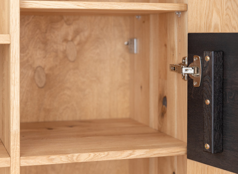 Beleuchtete Standvitrine aus massiver Eiche und Glas | Wohnzimmerschrank Tirano IV mit Rückwand in grober Holzstruktur