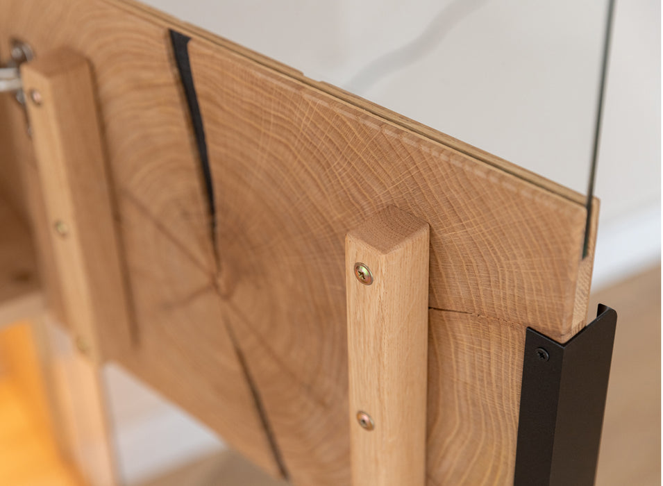Beleuchtete Standvitrine aus massiver Eiche und Glas | Wohnzimmerschrank Tirano IV mit Rückwand in grober Holzstruktur
